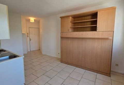 Studio avec lit escamotable chauffage compris – proche Porte Craffe
